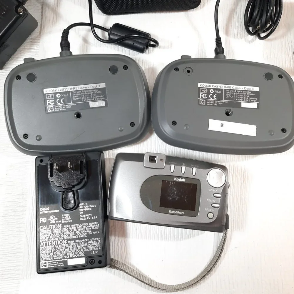 Kodak EasyShare CX4230 Digital Camera w/ battery charger & docks carry Case READ